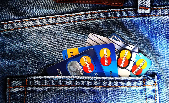 Tín dụng quay vòng và thẻ tín dụng có liên quan gì tới nhau?